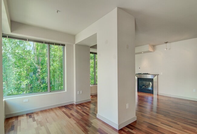Building Photo - Great 2bd 2ba condo in Downtown/South Lake...
