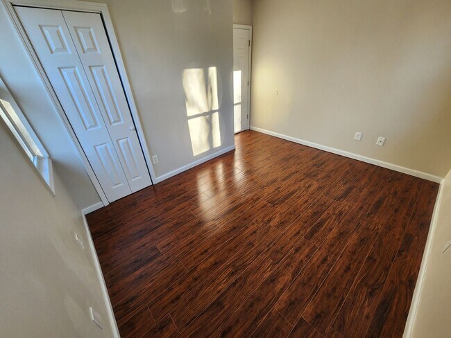 Building Photo - 2 Bed 1 Bath Apartment In Loch Sheldrake