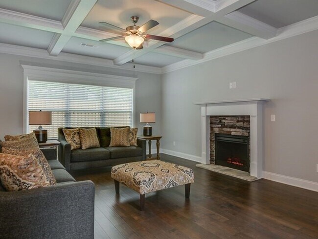Building Photo - Centrally Located Home Sweet Home