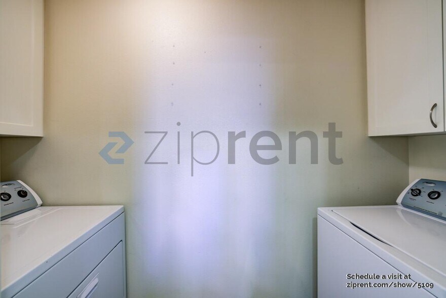 Building Photo - Unit 222