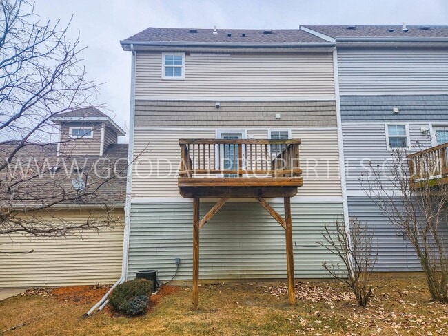 Building Photo - Wonderful Special, Wont Last!!  2 Bedroom, 2.5 Bath Townhome in Urbandale