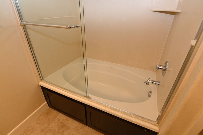Building Photo - Tralee Village-Tri-Level Townhome, Modern ...