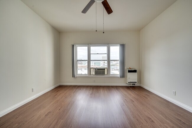 Building Photo - 1056 5/3 Normandie Ave-301C