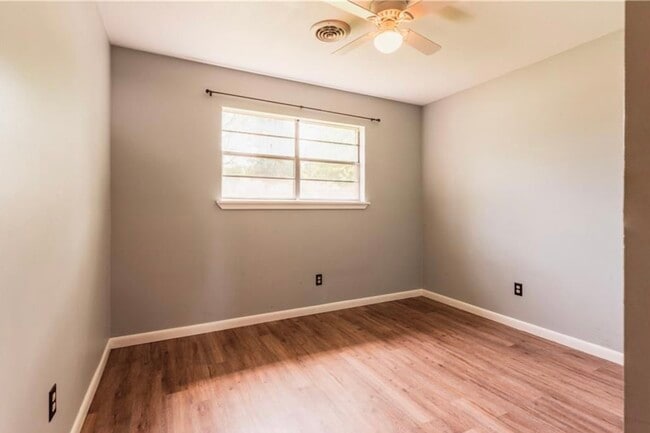 Building Photo - 324 Rodric Dr