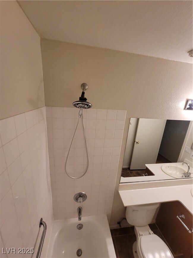 Building Photo - 2200 Highpointe Dr