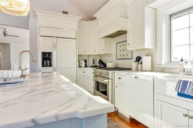 Building Photo - 695 Sound Dr