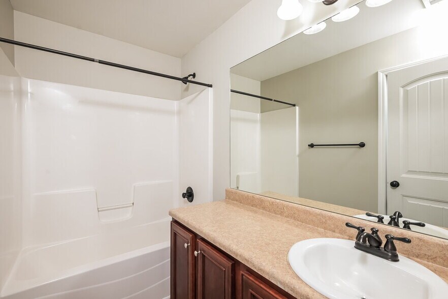 Building Photo - 2048 Woodland Brook Dr