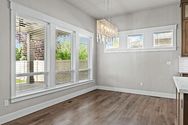Building Photo - Beautiful split bedroom floorplan in the Sky Mesa Community!