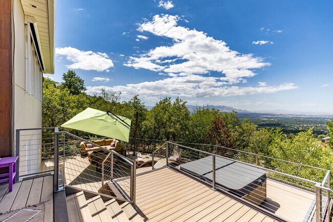 Building Photo - Stunning 5-Bedroom Modern Home with Panora...