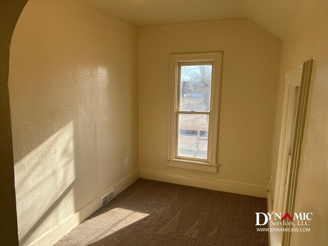 Building Photo - 612 W 11th St