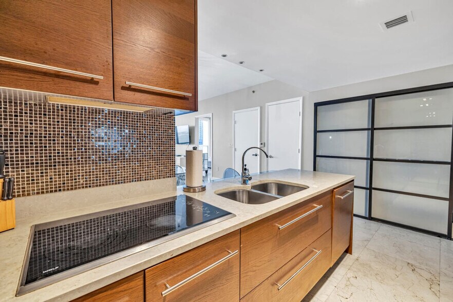 Building Photo - 481 Brickell Ave