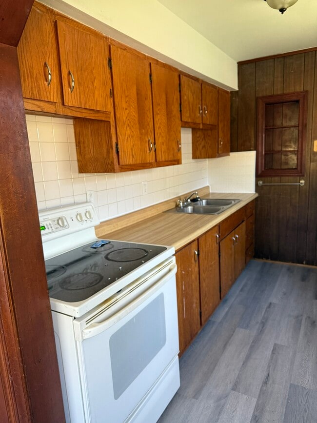 Building Photo - 10703 Hickman Mills Dr