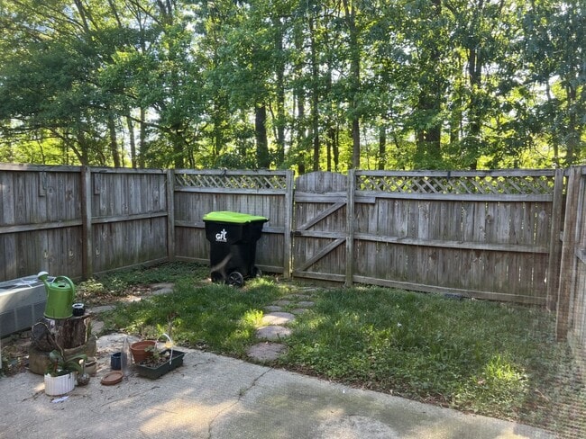 Building Photo - Beautifully updated townhome in Smithy Glen, Coventry!