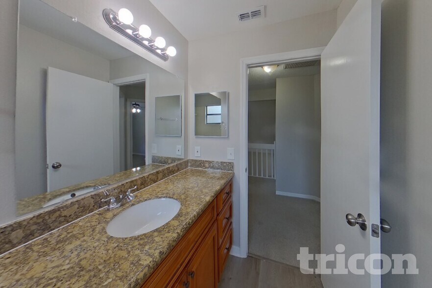 Building Photo - 15130 Heathridge Dr