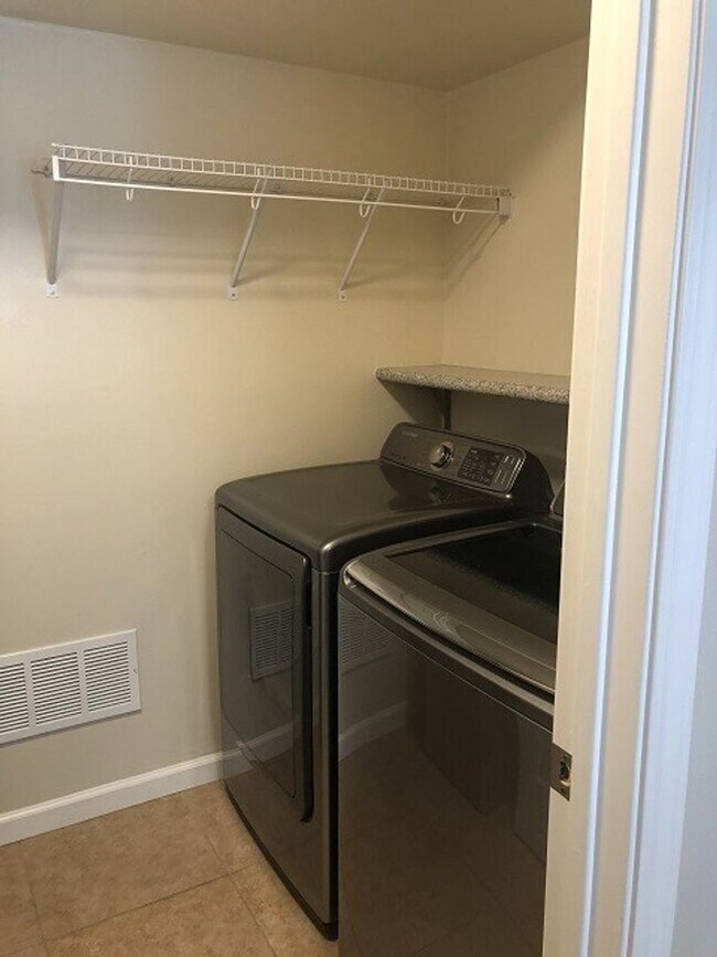 Building Photo - Remodeled Townhome in the Irvington neighborhood of Fremont - Beautiful from head to toe!
