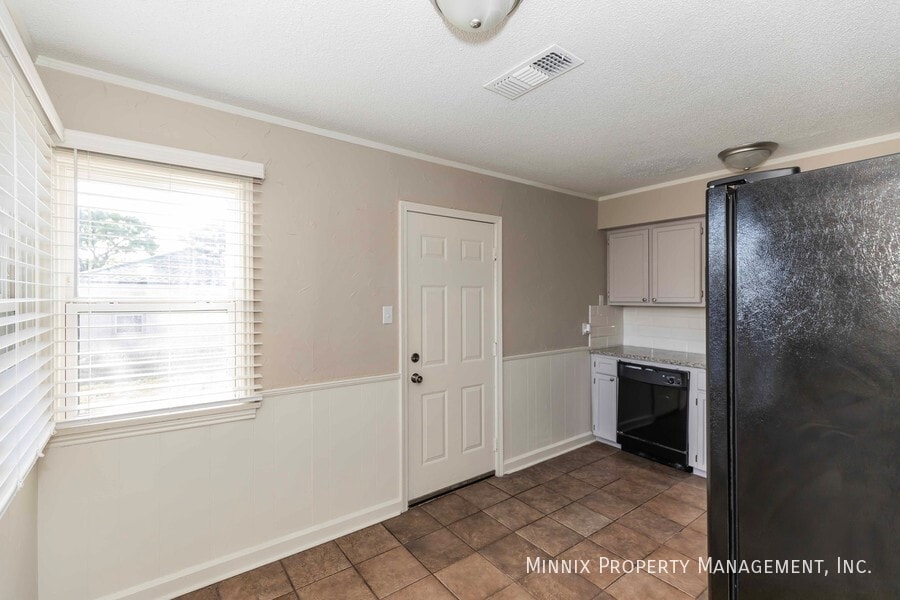 Building Photo - 3001 S Monroe St