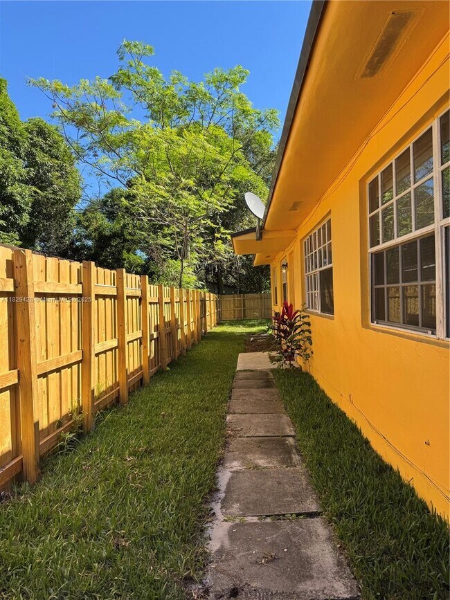 Building Photo - 522 NW 13th Ave