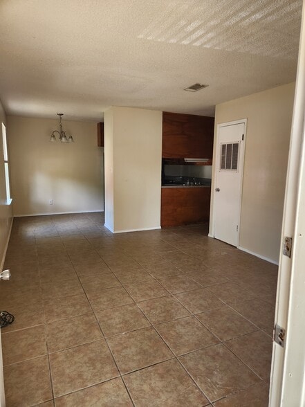 Building Photo - 606 Woodsman Dr