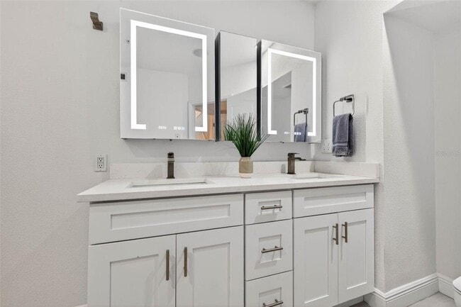 Building Photo - 922 N Shore Dr NE