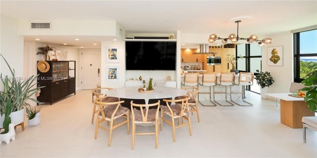 Building Photo - 1121 Crandon Blvd