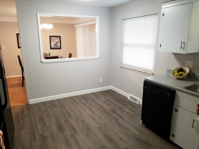 Building Photo - 3 Bed - 1.5 Bath Ranch for Rent in Richmond Heights!