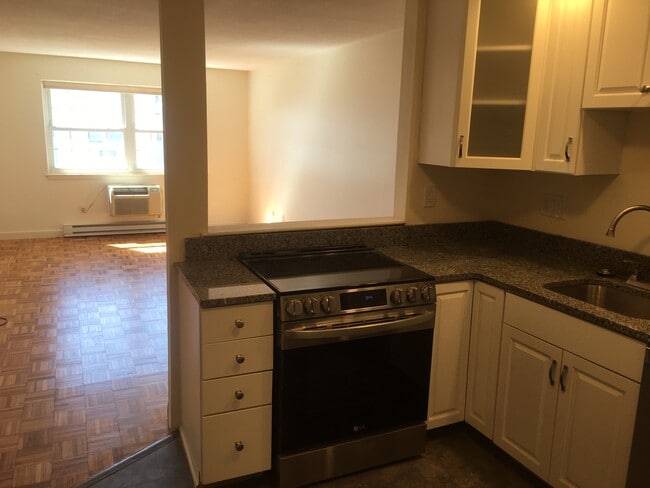 Building Photo - 881 Main St