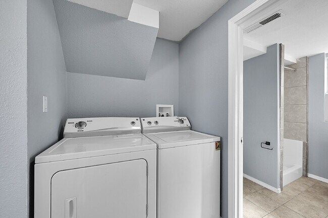 Building Photo - $1,900.00, 3-bed, 2-bath located in Colora...