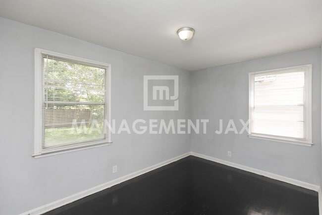 Building Photo - 2325 Westbrook Cir N