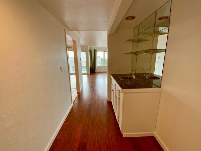 Building Photo - Lower Queen Anne 2BR Condo