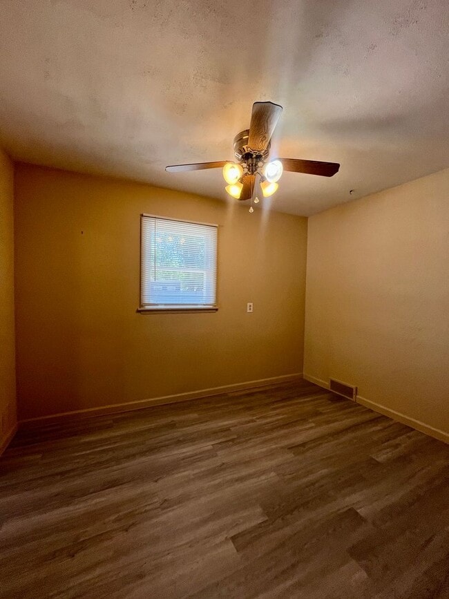 Building Photo - Charming 3-Bedroom Home with Spacious Layo...