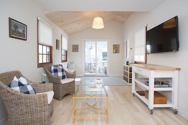 Building Photo - 150 Elm St