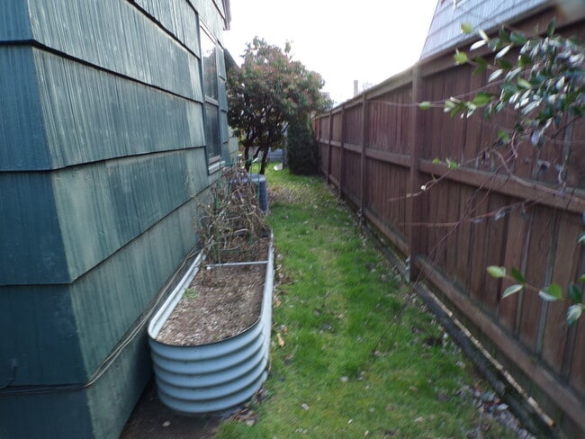 Building Photo - 4621 NE Royal Ct