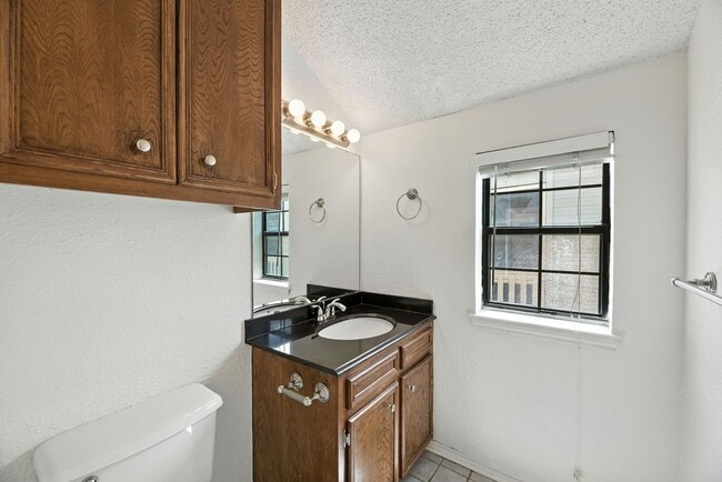 Building Photo - FABULOUS walkable/bikeable 3BR with parkin...