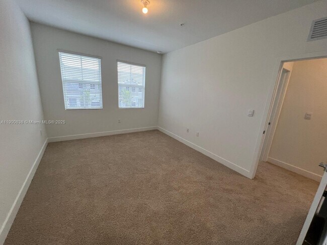 Building Photo - 136 SW 170th Ave