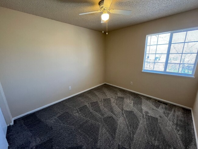Building Photo - 3 bed/2.5 bath Available now! Milestone RES