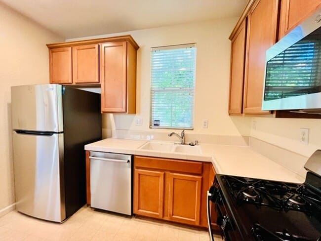 Building Photo - Gorgeous 3BD/2.5BA Tri-Level Townhouse- Ga...
