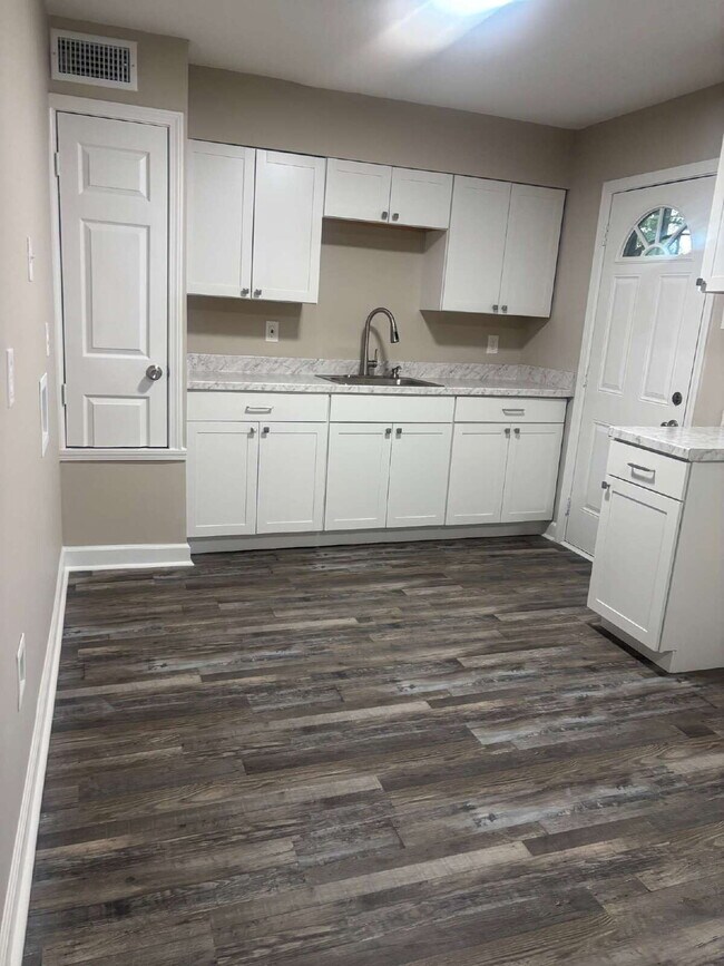 Building Photo - "Charming 3-Bed, 2-Bath Haven on Range Line Road – Your Memphis Retreat Awaits!"