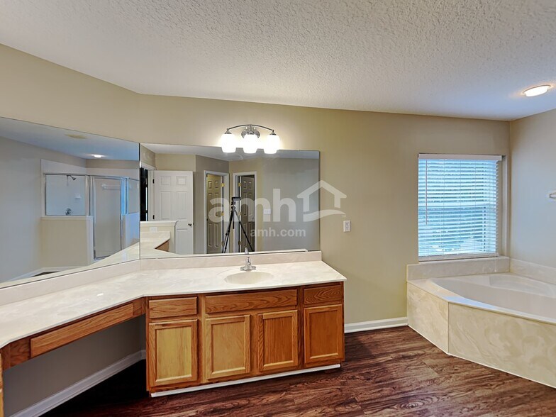 Building Photo - 456 Evergreen Way
