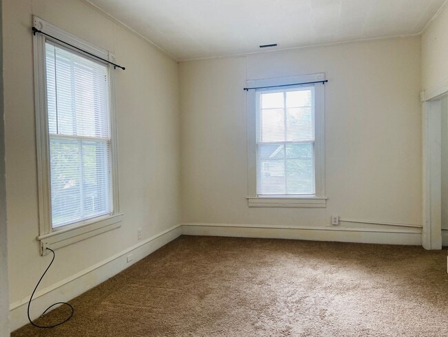 Building Photo - 1 Bedroom, 1 Bathroom Apartment in Greensboro!