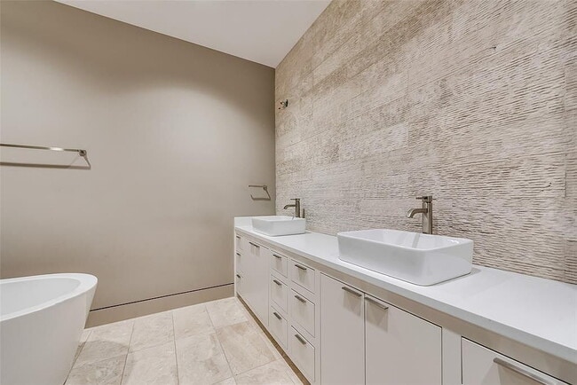 Building Photo - "Luxurious 3-Bed Oasis with 5 Full Baths in Prime Dallas Location - 4,666 Sq Ft of Elegance!"