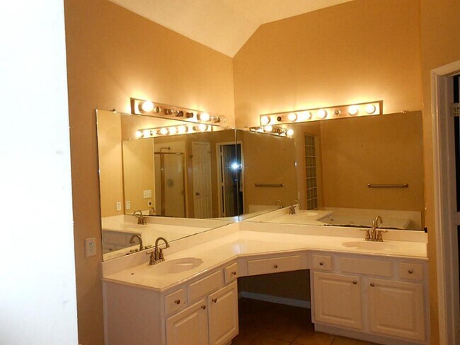 Building Photo - 6 Windfern Pl