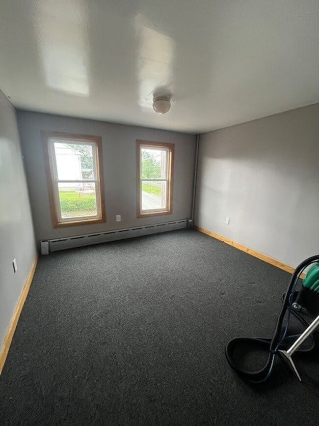 Building Photo - 3 bedroom 1.5 bathroom
