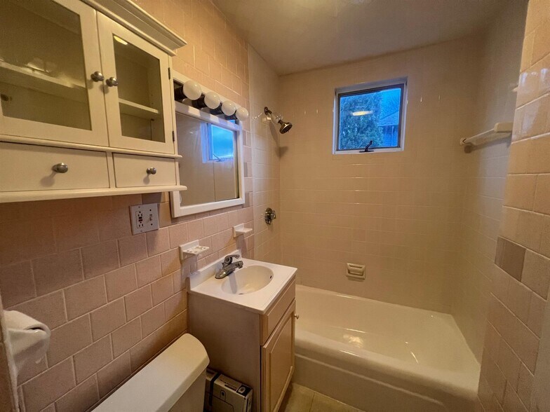 Building Photo - 108 W Quincy St