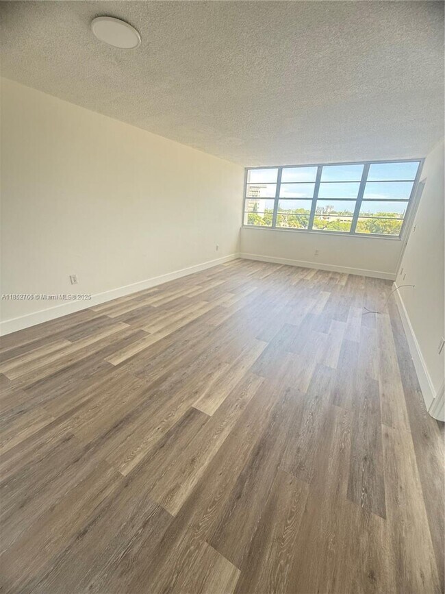 Building Photo - 1351 NE Miami Gardens Dr