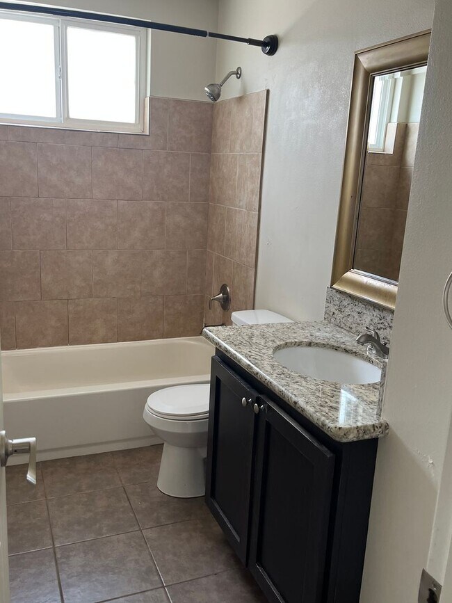 Building Photo - 3-bedrooms 2-bathrooms House for rent in Covina