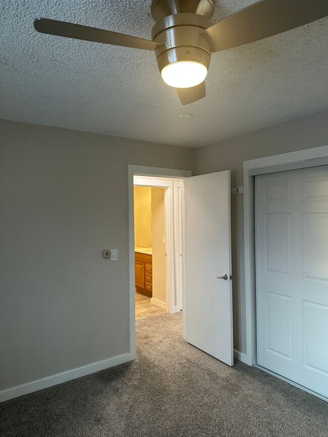 Building Photo - Heat Included! Heated Storage, 2 Bedroom/1...
