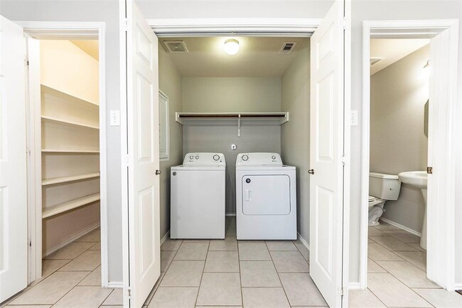 Building Photo - 1721 Kemah Village Dr