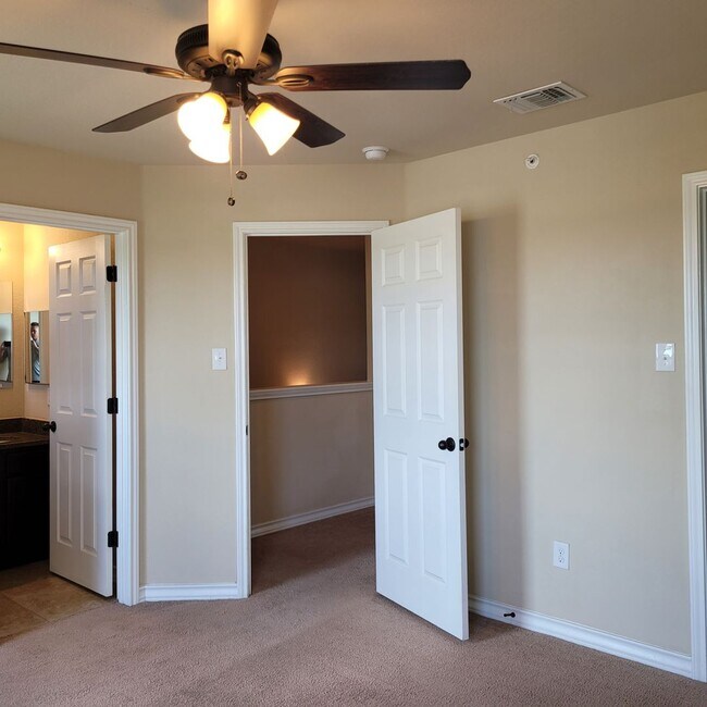 Building Photo - Town home for rent