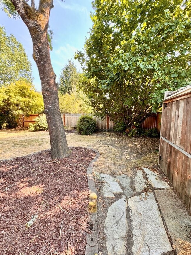 Building Photo - Gorgeous 3 Bed 2 Bath Home Near Shopping and Schools!