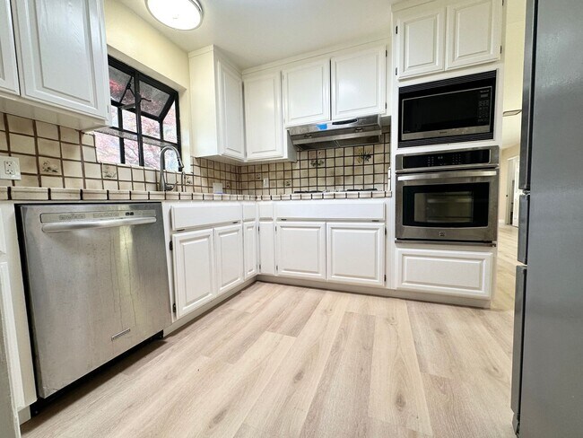 Building Photo - Spacious 4 Bed 2.5 Bath South Los Altos Home - Pool! Great Schools!